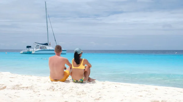 カリブ海の熱帯のビーチを持つクラインキュラソー島 小さなキュラソー島へのボート旅行中の男性と女性のカップル — ストック写真
