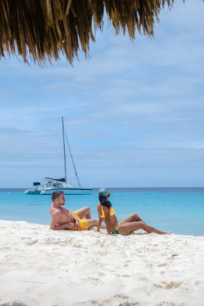 Couple Men Women Boat Trip Small Curacao Island White Beach — Stock Photo, Image