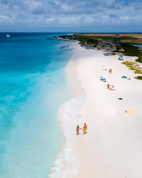 カリブ海に熱帯のビーチがあるクライン キュラソー島での無人航空機の景色 小さなキュラソー島へのボート旅行の男性と女性のカップル — ストック写真