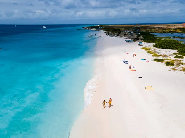 Drone Widok Lotu Ptaka Parą Mężczyzn Kobiet Białej Tropikalnej Plaży — Zdjęcie stockowe