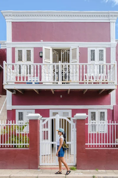 Asiatische Frau Spaziert Der Pietermaai Street Curacao Bunte Gebäude Rund — Stockfoto