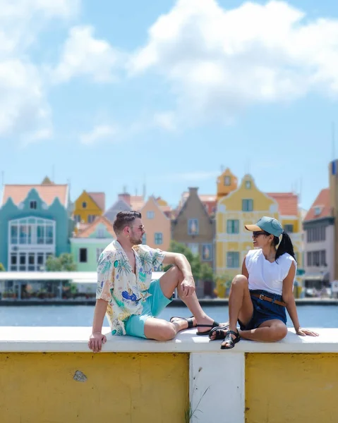 Pareja Hombres Mujeres Vacaciones Curazao Visitando Willemstad Curazao Coloridos Edificios — Foto de Stock