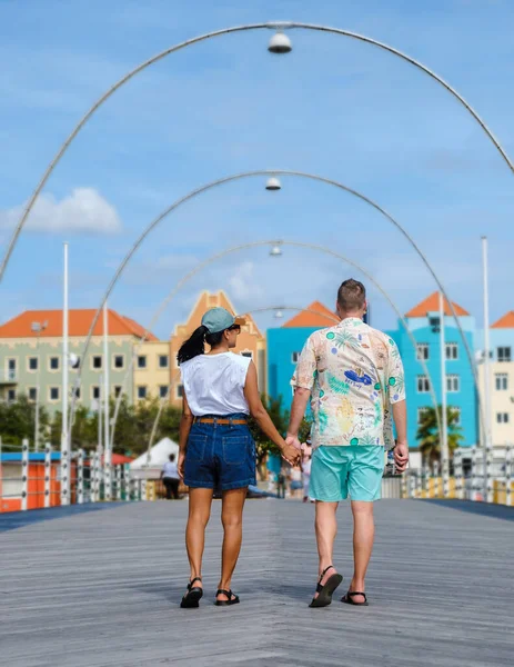 Paar Mannen Vrouwen Vakantie Curacao Bezoeken Willemstad Curacao Kleurrijke Gebouwen — Stockfoto