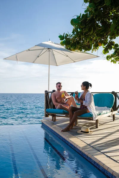 Curaçao Couple Homme Femme Âge Moyen Relaxant Bord Piscine Pendant — Photo