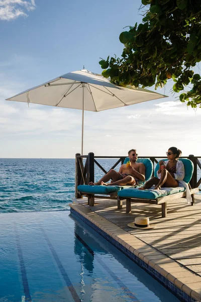 Curacao Pár Muž Žena Středního Věku Relaxace Bazénu Během Dovolené — Stock fotografie