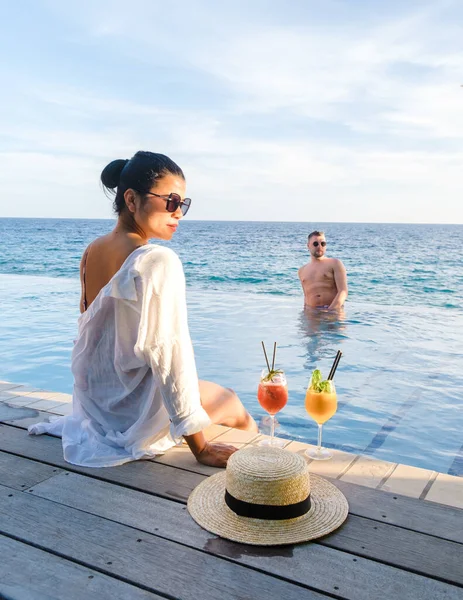 一对中年男女度假时在游泳池边放松 一对中年男女度假时在库拉索岛的游泳池边放松 — 图库照片