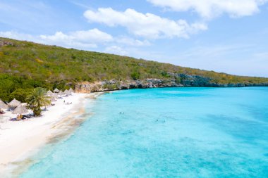Cas Abao Beach Playa Cas Abao Karayip adası Curacao, Playa Cas Abao Curacao Karayipler 'de mavi turkuvaz renkli okyanusu olan tropik beyaz plaj. Kumsaldaki hava aracı görüntüsü.