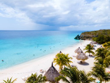 Cas Abao Beach Playa Cas Abao Karayip adası Curacao, Playa Cas Abao Curacao, mavi turkuaz renkli okyanuslu beyaz plaj. Drone hava görüntüsü