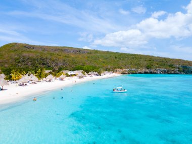 Cas Abao Beach Playa Cas Abao Karayip adası Curacao, Playa Cas Abao Curacao, mavi turkuaz renkli okyanuslu beyaz plaj. Drone hava görüntüsü