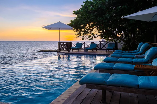 Tatil sırasında Curacao 'da bir havuz kenarında tropik bir adada lüks bir tatil yaparken gün batımı.