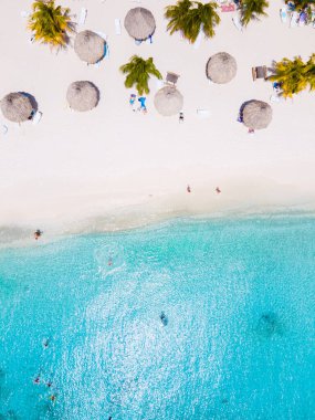 Cas Abao Beach Playa Cas Abao Karayip adası Curacao, Playa Cas Abao Curacao, mavi turkuaz renkli okyanuslu beyaz plaj. Drone hava görüntüsü