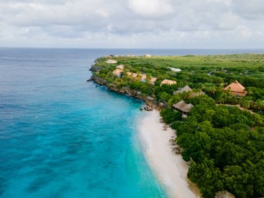 Playa Kalki Plajı Karayip adası Curacao, Playa Kalki Curacao, mavi turkuaz renkli okyanuslu beyaz plaj. Drone hava görüntüsü