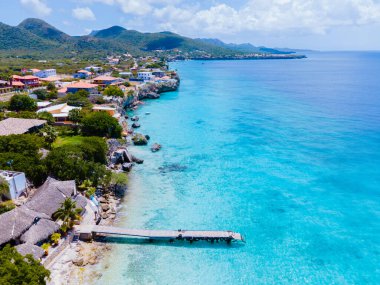 Playa Kalki Plajı Karayip adası Curacao, Playa Kalki Curacao, mavi turkuaz renkli okyanuslu beyaz plaj. Drone hava görüntüsü