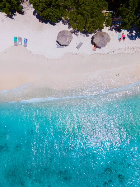 プラヤカルキビーチカラカオのカリブ海の島 カラカオのプラヤカルキ 青いターコス色の海を持つ白いビーチ ビーチチェアと傘を備えたビーチの上のドローンの空中ビュー — ストック写真