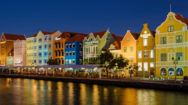 Willemstad Curacao Mart 2021, Willemstad Punda ve Otrobanda çevresindeki renkli binalar, Curacao Karayip Adası 'ndaki çok renkli evler.