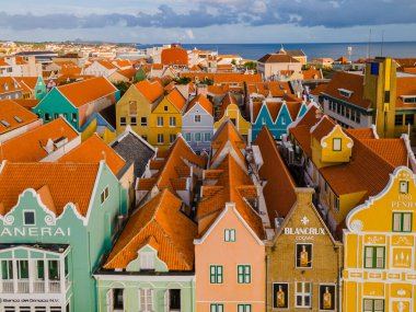 Willemstad Curacao Mart 2021, Willemstad Punda ve Otrobanda çevresindeki renkli binalar Curacao Willemstad Karayip Adası 'ndaki çok renkli evler.