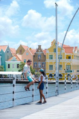 Willemstad Curacao Mart 2021, Willemstad Punda ve Otrobanda çevresindeki renkli binalar, Curacao Karayip Adası caddelerinde turistlerin yürüdüğü çok renkli evler.