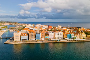 Willemstad Curacao Mart 2021, Willemstad Punda ve Otrobanda çevresindeki renkli binalar, yazın Curacao Karayip Adası 'ndaki çok renkli evler.