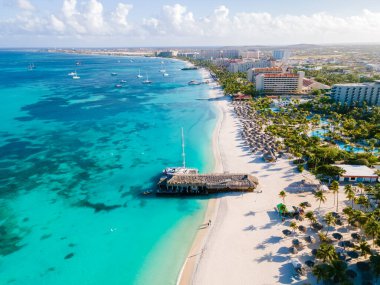 Palm Beach Aruba Karayipleri, Aruba Antilleri 'nde palmiye ağaçları olan uzun kumlu plaj..