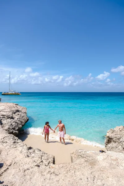 Tres Trappiステップトリプルステップビーチ アルバは完全に空 ダイビングやシュノーケリングのための地元の人々や観光客の間で人気のビーチ カリブ海のクリスタルクリア海のカップルの男性と女性 — ストック写真