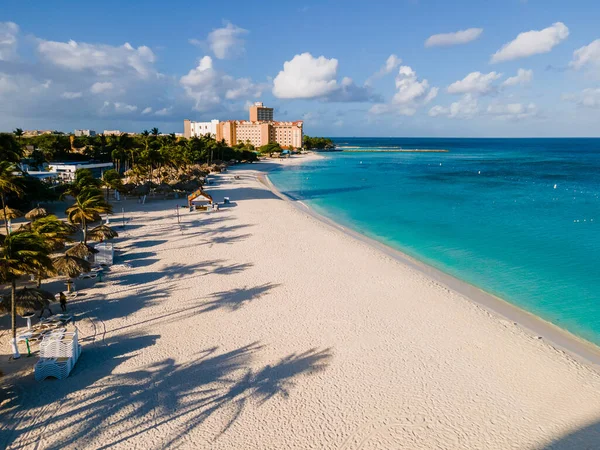 阿鲁巴加勒比海棕榈滩 长满棕榈树的白色沙滩和阿鲁巴的蓝色海洋 — 图库照片