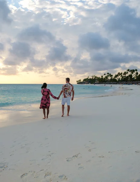 Palm Beach Aruba Caraibi Paio Uomini Donne Una Lunga Spiaggia — Foto Stock