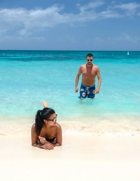 Palm Beach Aruba Caraibi Paio Uomini Donne Una Lunga Spiaggia — Foto Stock