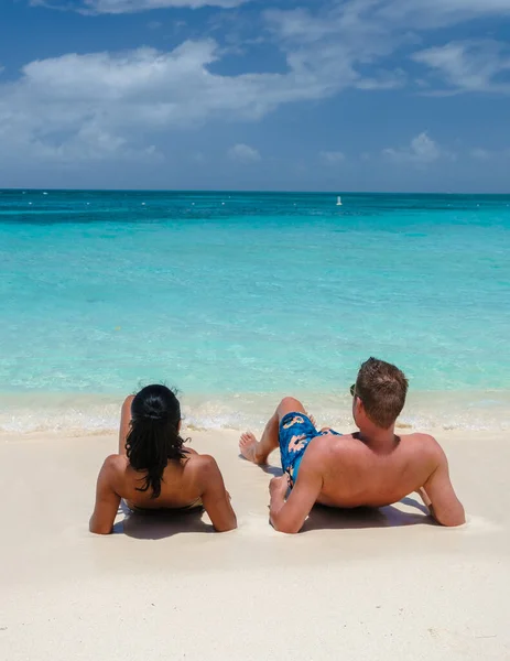 阿鲁巴加勒比海棕榈滩阿鲁巴加勒比海棕榈滩 一对男女在一片白色的长沙沙滩上 棕榈树在绿藻斑驳的大海中悠闲自在地生长着 — 图库照片