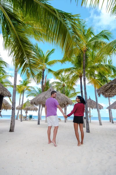Palm Beach Aruba Caribbean Para Mężczyzn Kobiet Długiej Piaszczystej Plaży — Zdjęcie stockowe
