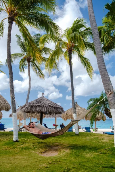 Palm Beach Aruba Caribbean Hombre Una Hamaca Una Larga Playa — Foto de Stock