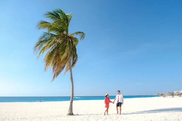 Eagle Beach Aruba Palm Trees Shoreline Eagle Beach Aruba Couple — Stock Photo, Image