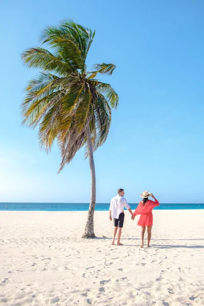 Eagle Beach Aruba Palm Trees Shoreline Eagle Beach Aruba Couple — 스톡 사진