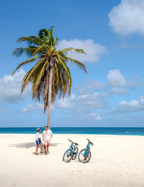 Eagle Beach Aruba Palmy Wybrzeżu Eagle Beach Arubie Dwóch Mężczyzn — Zdjęcie stockowe