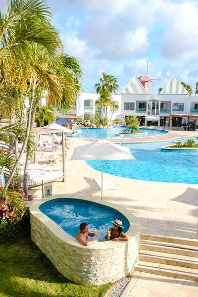 리조트는 팜비치 아루바 카리브 인근에 수영장으로 남녀가 카리브해에서 여행을 — 스톡 사진
