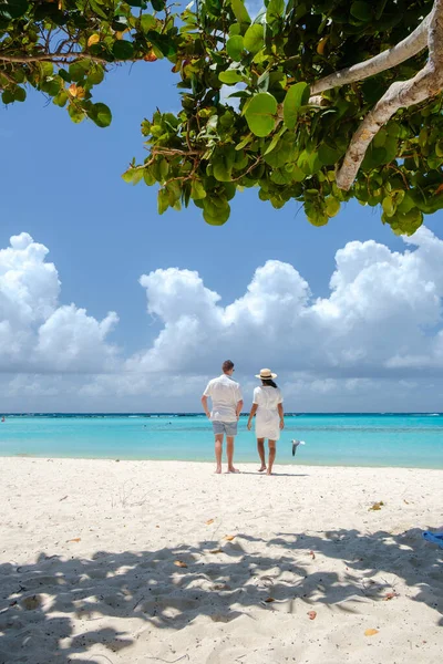 Ein Paar Männer Und Frauen Baby Beach Auf Der Karibik — Stockfoto