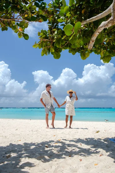 Par Homens Mulheres Baby Beach Aruba Island Caribbean Praia Branca — Fotografia de Stock