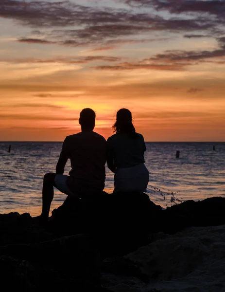 Par Homens Mulheres Estão Praia Assistindo Pôr Sol Durante Férias — Fotografia de Stock