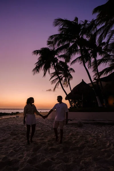 Een Paar Mannen Vrouwen Kijken Naar Zonsondergang Tijdens Vakantie Aruba — Stockfoto
