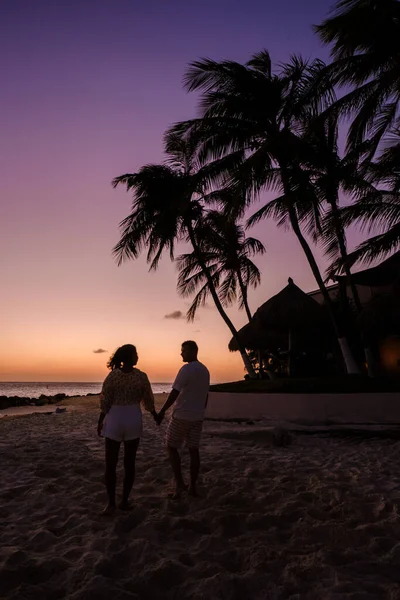 Пара Мужчин Женщин Пляже Наблюдают Закатом Время Отпуска Карибах Острова — стоковое фото