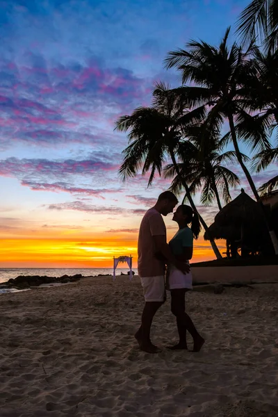Pár Mužů Žen Pláži Dívá Západ Slunce Během Dovolené Ostrově — Stock fotografie