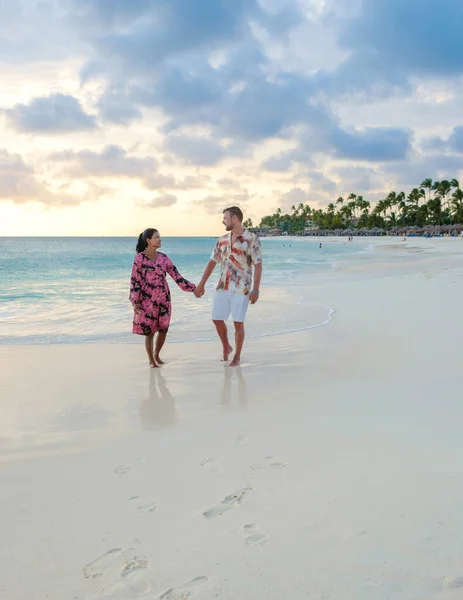 Palm Beach Aruba Caraibi Una Coppia Uomini Donne Una Lunga — Foto Stock