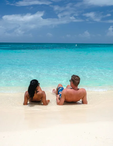 Palm Beach Aruba Caribbean Par Hombres Mujeres Una Larga Playa —  Fotos de Stock