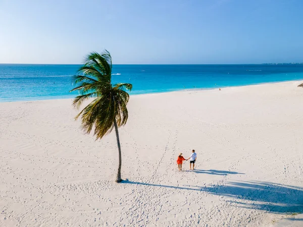 Palmy Wybrzeżu Eagle Beach Arubie Para Mężczyzn Kobiet Plaży Aruba — Zdjęcie stockowe