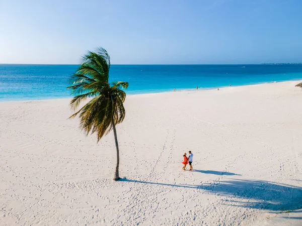 Palmy Wybrzeżu Eagle Beach Arubie Para Mężczyzn Kobiet Plaży Aruba — Zdjęcie stockowe