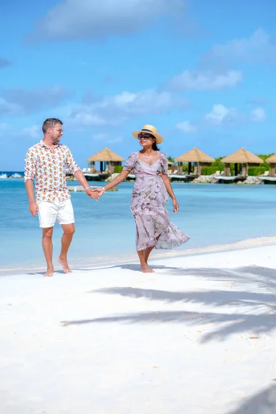 Pár Mužů Žen Dovolené Ostrově Aruba Karibik Procházky Tropické Bílé — Stock fotografie