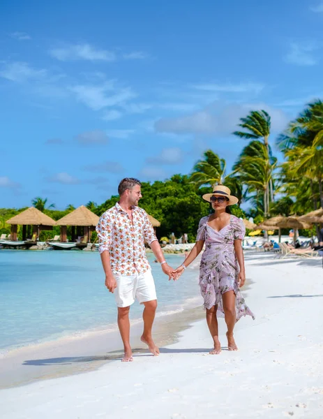 Coppia Uomini Donne Vacanza All Isola Aruba Caraibi Che Camminano — Foto Stock
