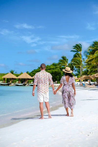 아루바 카리브해에서 휴가를 보내고 남녀들은 휴양지에 방갈로 야자나무가 해변을 — 스톡 사진
