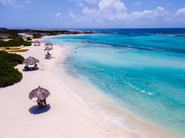  Baby Beach Aruba Adası Karayipleri, yaz boyunca Hollanda Antilleri 'nde mavi turkuaz renkli okyanuslu beyaz plaj
