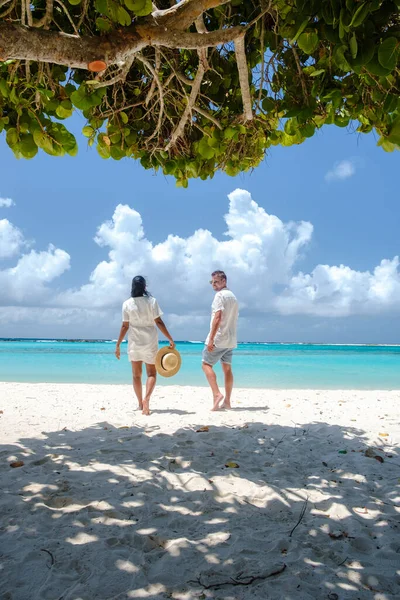 Kilku Mężczyzn Kobiet Baby Beach Aruba Island Caribbean Biała Plaża — Zdjęcie stockowe