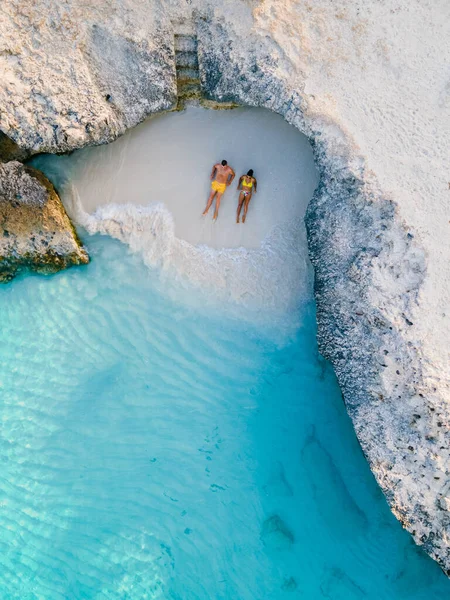 图为阿鲁巴的梯级海滩 阿鲁巴受欢迎的海滩 游客潜水和潜水的地方 以及加勒比海水晶般清澈的大海中的男女情侣 — 图库照片
